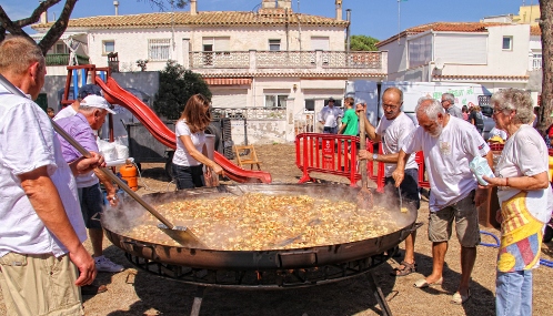 Elaboració de la paella, ahir a la pista d'hoquei dels Pins / Foto: Montserrat Moraleda