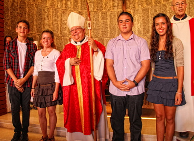 El bisbe de Girona amb en Joaquim, en Javi, la Maria del Mar i la Cristina / Foto: Montserrat Moraleda