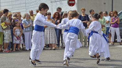 Actuació dels nens i nenes de l'escola de dansa de l'Esbart Joaquim Ruyra / Foto Montserrat Moraleda