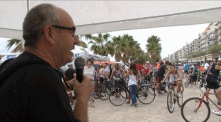 L'alcalde Josep Marigó va fer un breu parlament abans de començar la pedalada