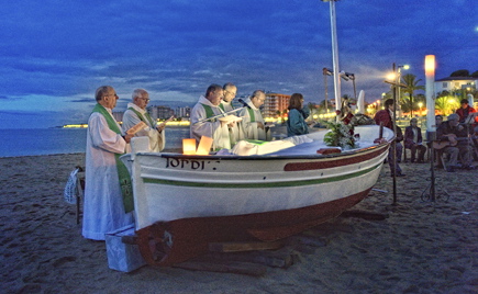 Els sacerdots, al inici de la Missa de l'Alba / Foto: Juan Laguna