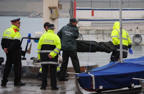 Imatge de la retirada del cos de la dona, aquest matí al Port de Blanes / Foto: Jordi Cañellas