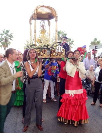 Las mujeres protagonizaron el recorrido de la virgen por las calles de Blanes