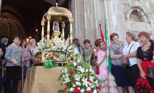 La virgen se colocó en la entrada de la iglesia y se desarrollaron en la plaza bailes del Esbart Joaquim Ruyra y audición de sardanas