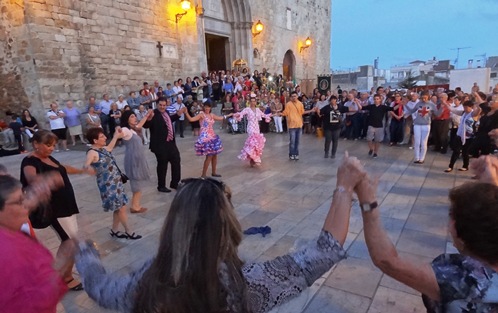 Varios ardaleños se animaron a bailar una sardana, un gesto que gustó a los asistentes