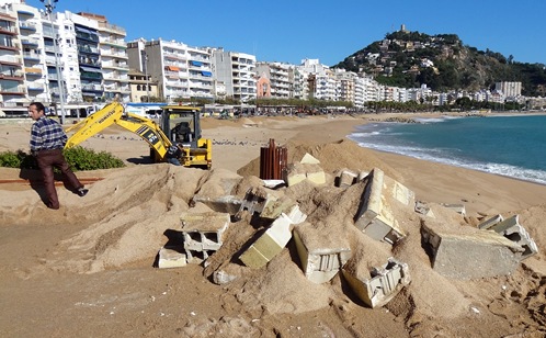 Una part del mur que voreja la platja de Sa Palomera ha cedit davant l'embranzida de les ones i de la sorra / Foto: JFG - Blanesaldia