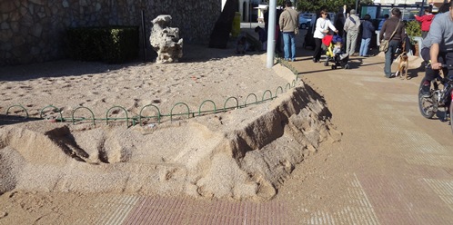 La sorra ha arribat fins a la zona de vianants de Sa Palomera Foto: JFG - Blanesaldia