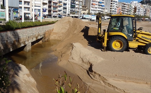 La sortida de la riera s'ha omplert de sorra de la platja / Foto: JFG - Blanesaldia