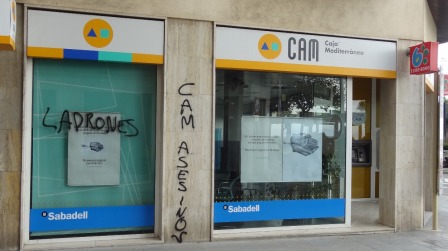Fachada de la sucursal de CAM en la calle Ample de Blanes, el 11 de noviembre de 2012. / Foto: JFG - Blanesaldia