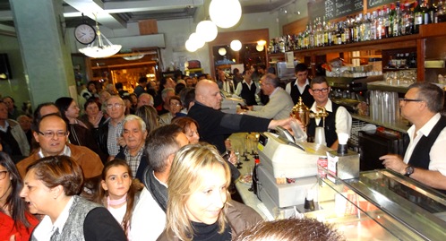 Se obsequió a los asistentes con barra libre de cerveza, cava y tapas / Foto: JFG