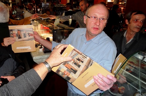 Se regaló a los asistentes el libro que recoge los 50 años de historia del emblemático establecimiento. / Foto: JFG