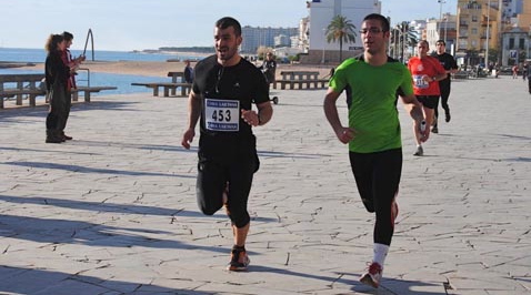 Arribada de corredors particiants a la I Marxa per la Marató de TV3 (8 km en terreny pla). Organitzada pel programa de Ràdio Blanes «Febre d'Esport» / Foto: Jordi Cañellas