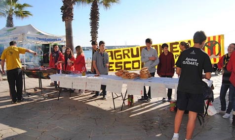 Botifarrada popular, amb la finalitat de recaptar fons per a la Marató de TV3. Organitzada pels joves de l'AEIG Pinya de Rosa, ahir al matí al Passeig de Mar / Foto: Jordi Cañellas