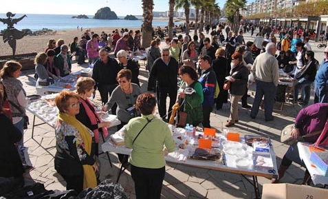 Tastets de cuina del món. Plats dels seus països d'origen cuinats pels alumnes de català. Activitat organitzada per l'Oficina de Català de Blanes, amb la finalitat de recaptar fons per a la Marató de TV3 / Foto: Jordi Cañellas