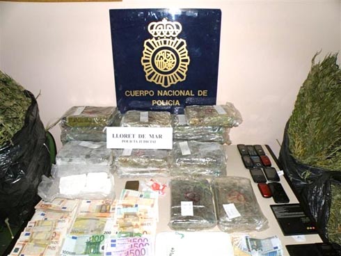 Imagen del dinero y material estupefaciente intervenido