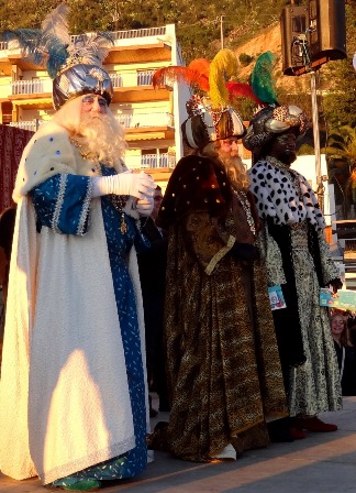 Els Reis d'Orient saludant els nens i nenes de Blanes / Foto: JFG - Blanesaldia