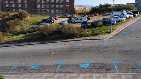 El descampado próximo a la calle Tarragona se ha convertido en un codiciado'refugio' para los vecinos que no quieren pagar / Foto: Jordi Cañellas