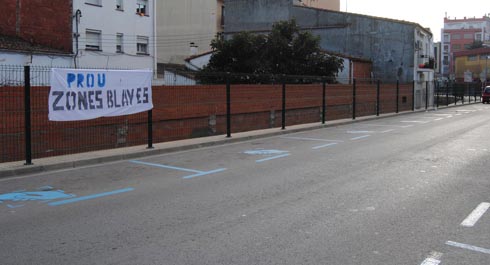En varias zonas de la población han aparecido desde hace unos días pancartas de rehazo a las zonas azules / Foto: Jordi Cañellas